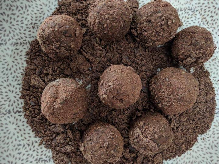 Raw chocolate balls